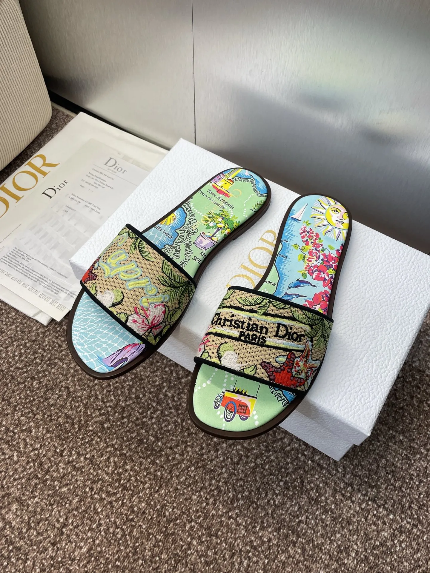 👟👟Ex-factory price 500👟👟 Dior 2025 spring and summer new style DWAY flat flip flops jelly color women's shoes CD letter logo three-dimensional embroidery round toe open toe color block sandals Material: upper imported raffia electric embroidery high temperature water-soluble cotton technical fabric + water-dyed sheepskin lining + Italian thickened leather outsole size: 34-42 (34.40.41.42. Customized, non-refundable and non-exchangeable)